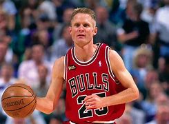 爱游戏体育-芝加哥公牛迎NBA总决赛关键赛，国际比赛日内部沟通，质疑声仍在，控场能力受关注