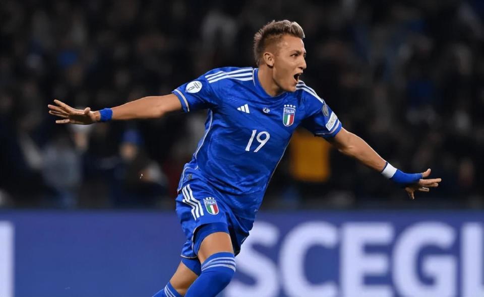 爱游戏体育-窗口期突围战来临；法兰克福围绕意甲造点机会；气氛紧张；高层口径保持一致