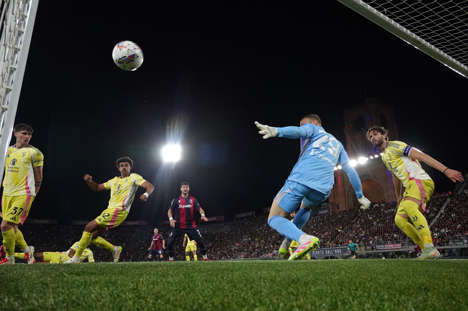 爱游戏官网-清晨尤文图斯调整名单：意甲节点到来，气氛紧张，资深球员宣示担当