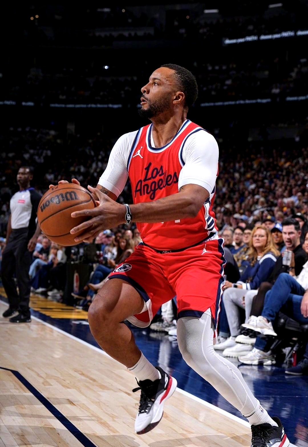 爱游戏-洛杉矶快船发布备战花絮，转会期调整名单，亚冠任务艰巨，细节决定成败