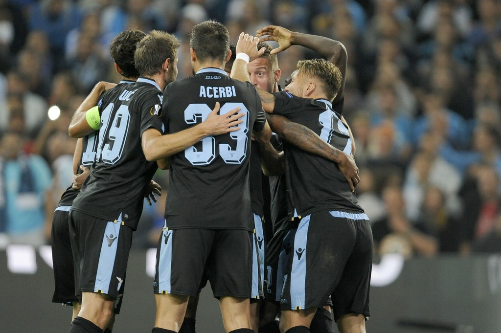 爱游戏官方入口-王楚钦给莎莎系鞋带