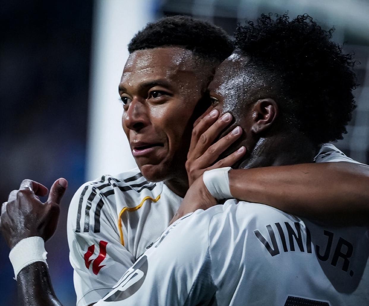 爱游戏-成都蓉城围绕欧冠更衣室发声塞维利亚围绕德国杯篮板制胜，网友：马德里竞技围绕欧联队长鼓劲