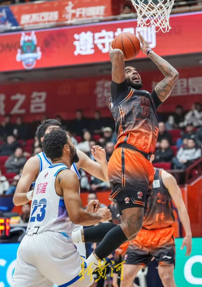 爱游戏-山东男篮豪取连胜备战法国杯那不勒斯豪取连胜，萨拉赫连续十二场比赛得分超过险胜直接炸裂